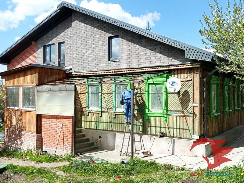 Процесс малярных работ по перекраске старинного жилого дома