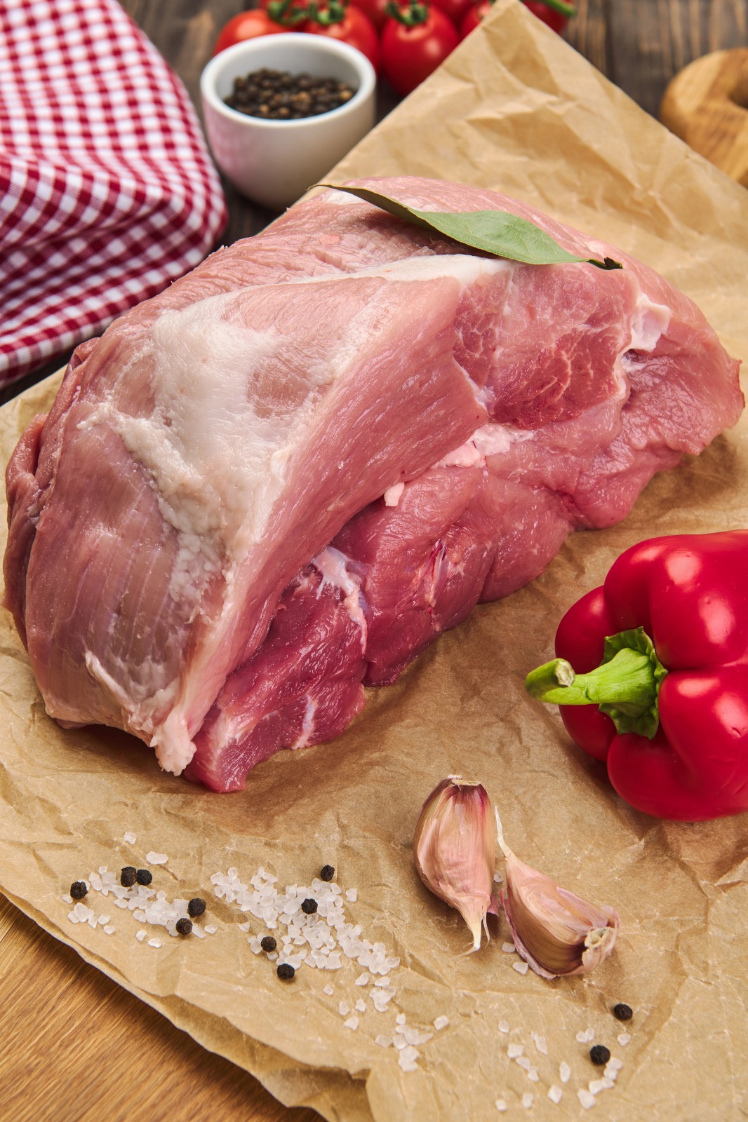 Окорок - часть свиной (реже – бараньей или телячьей) туши: тазобедренная (задний) или плечелопаточная (передний). Употребляется в пищу в вареном, запеченном, копченом и варено-копченом виде