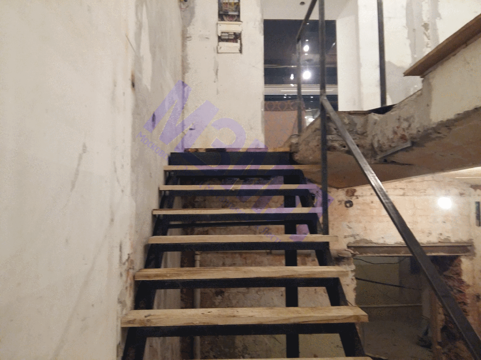 каркас лестницы, металлическая лестница, установка металлического каркаса лестницы