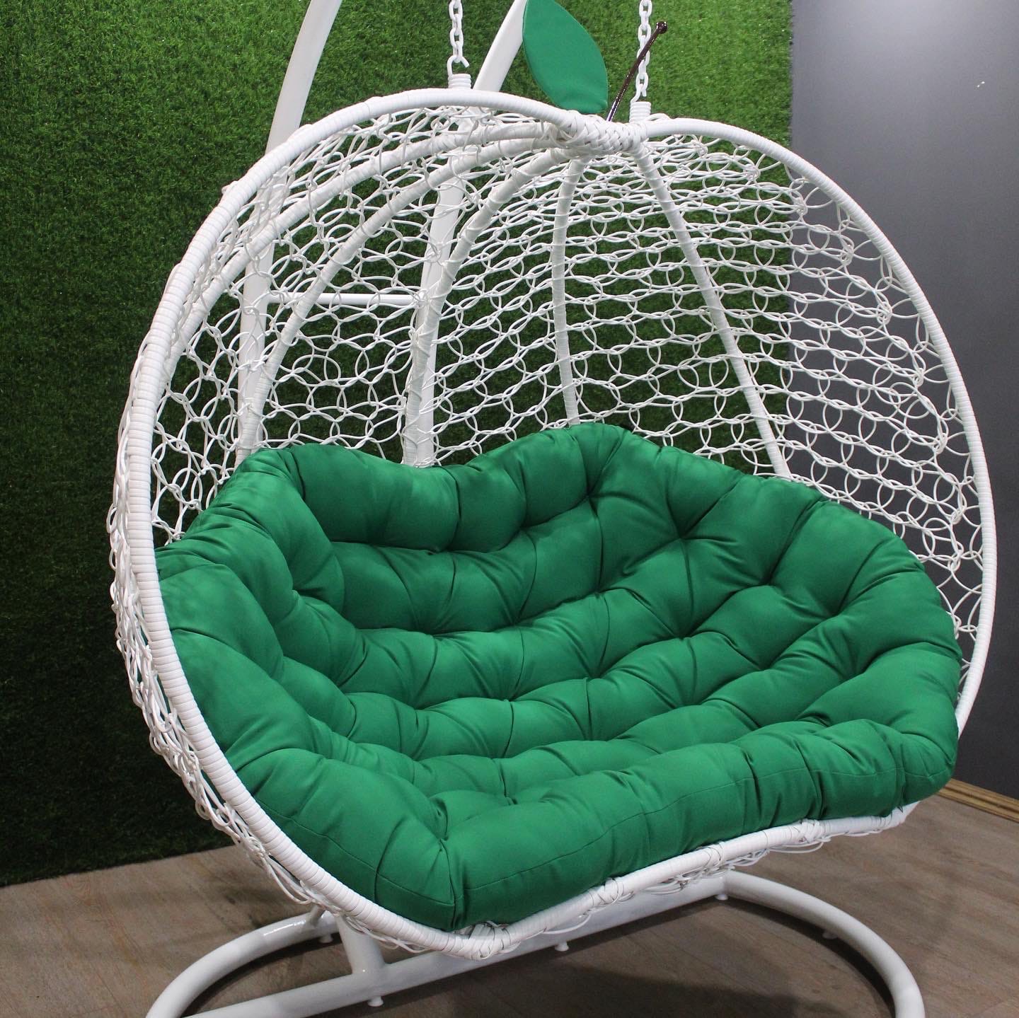 Подвесное кресло ЯБЛОКО вид в профиль цвет белый с зеленой подушкой