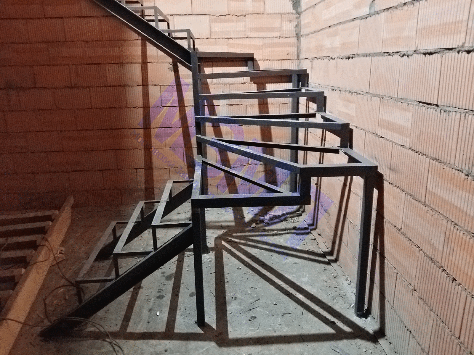 металлическая лестницы, лестница в коттедж, каркас лестницы, 