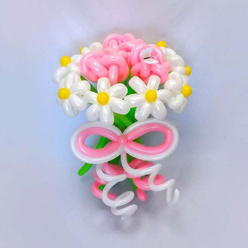 Букет с цветами  из шаров