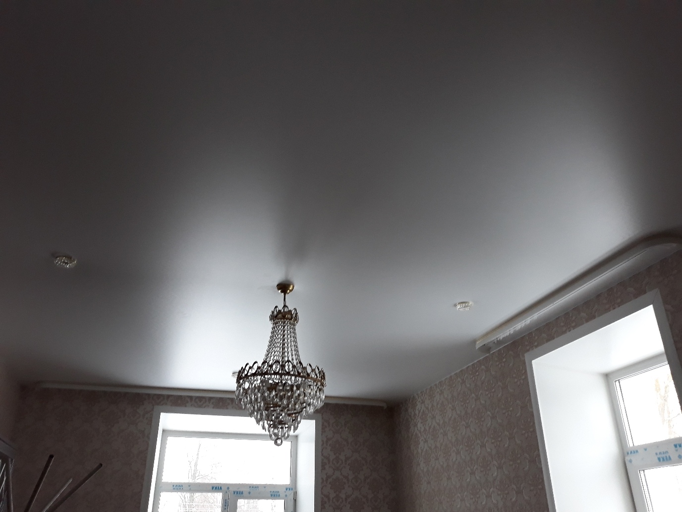 Сатиновый натяжной потолок в комнате фото Кострома