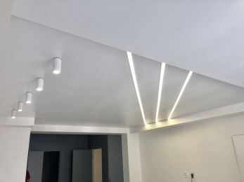 Потолок со световыми линиями в кухне 14м2