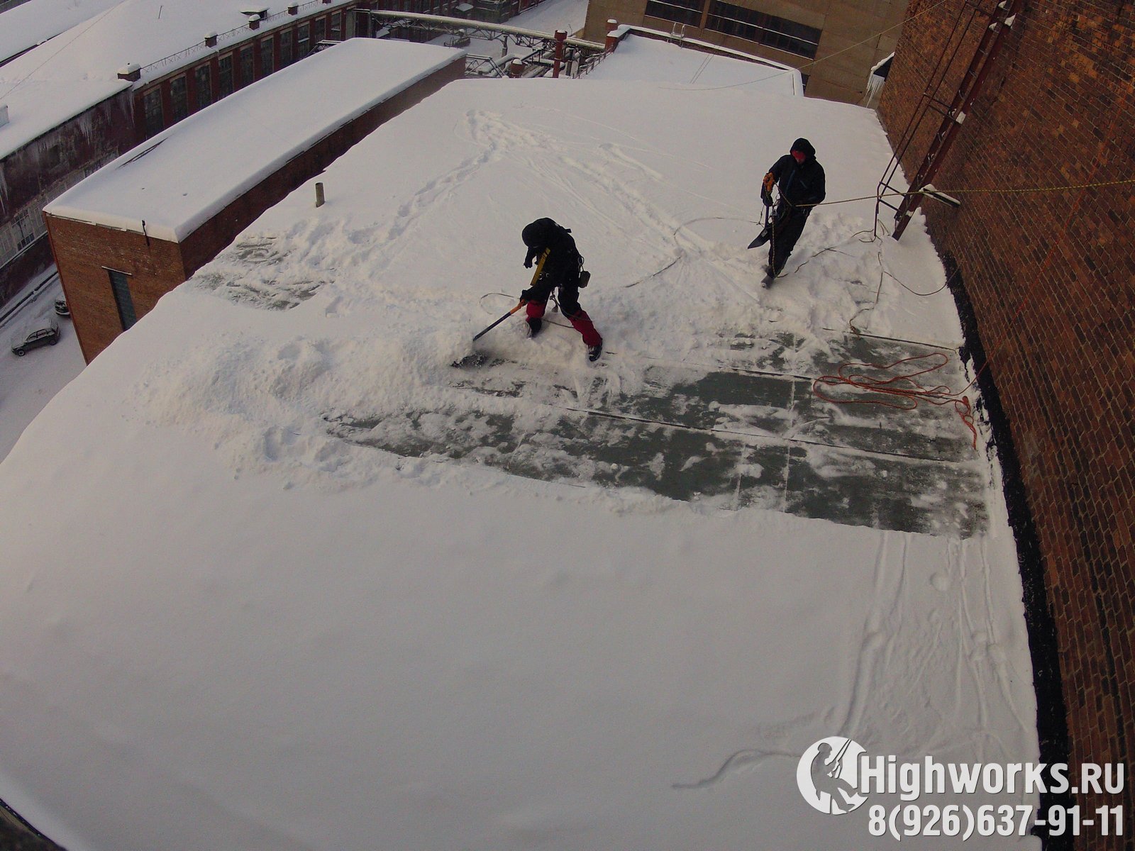 Очистка кровле от снега и наледи промышленными альпинистами
