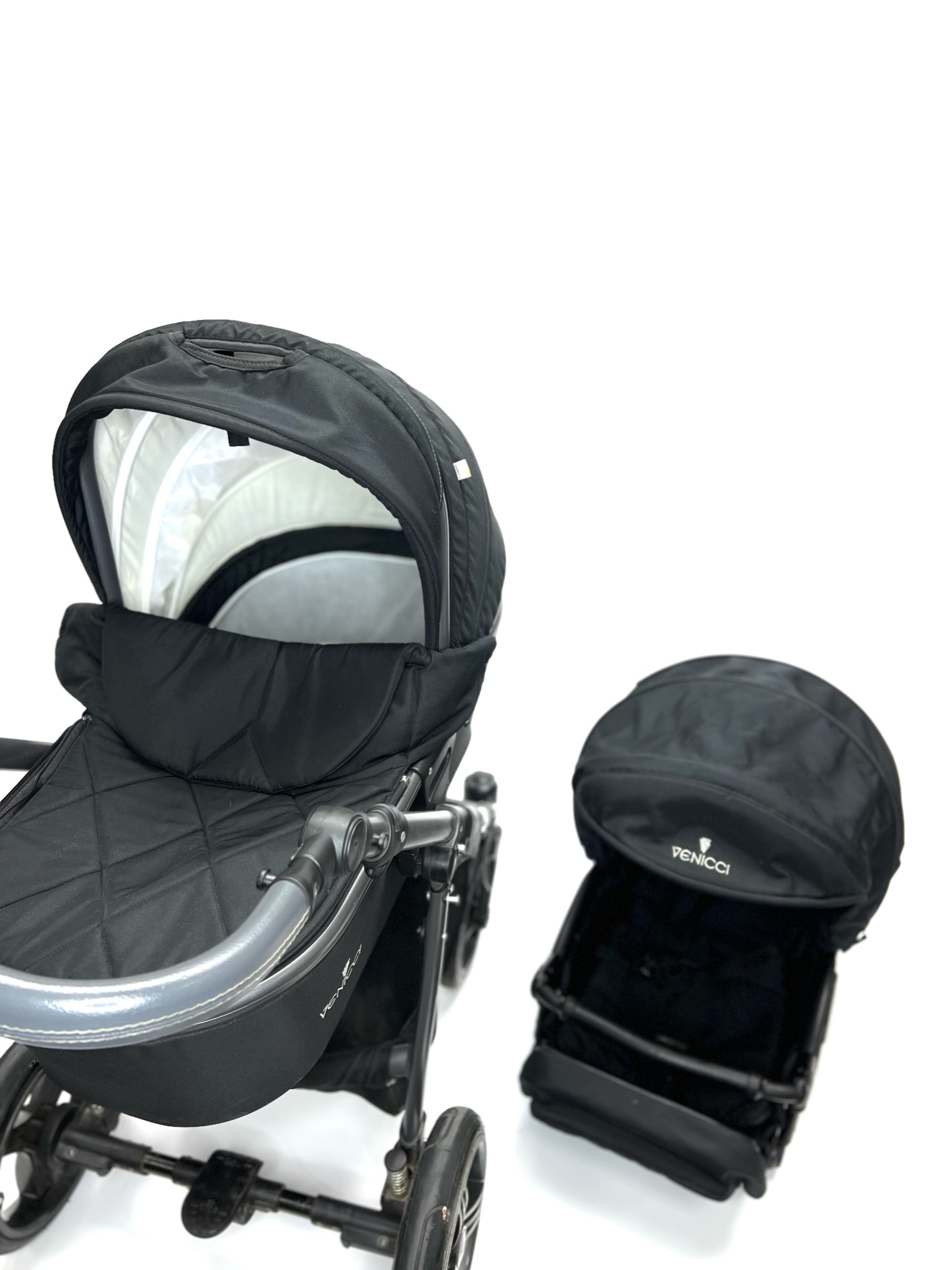 Продажа детской коляски Venicci Carbo, цвет черный, состояние: нормальное. Тест-драйв и доставка по России.