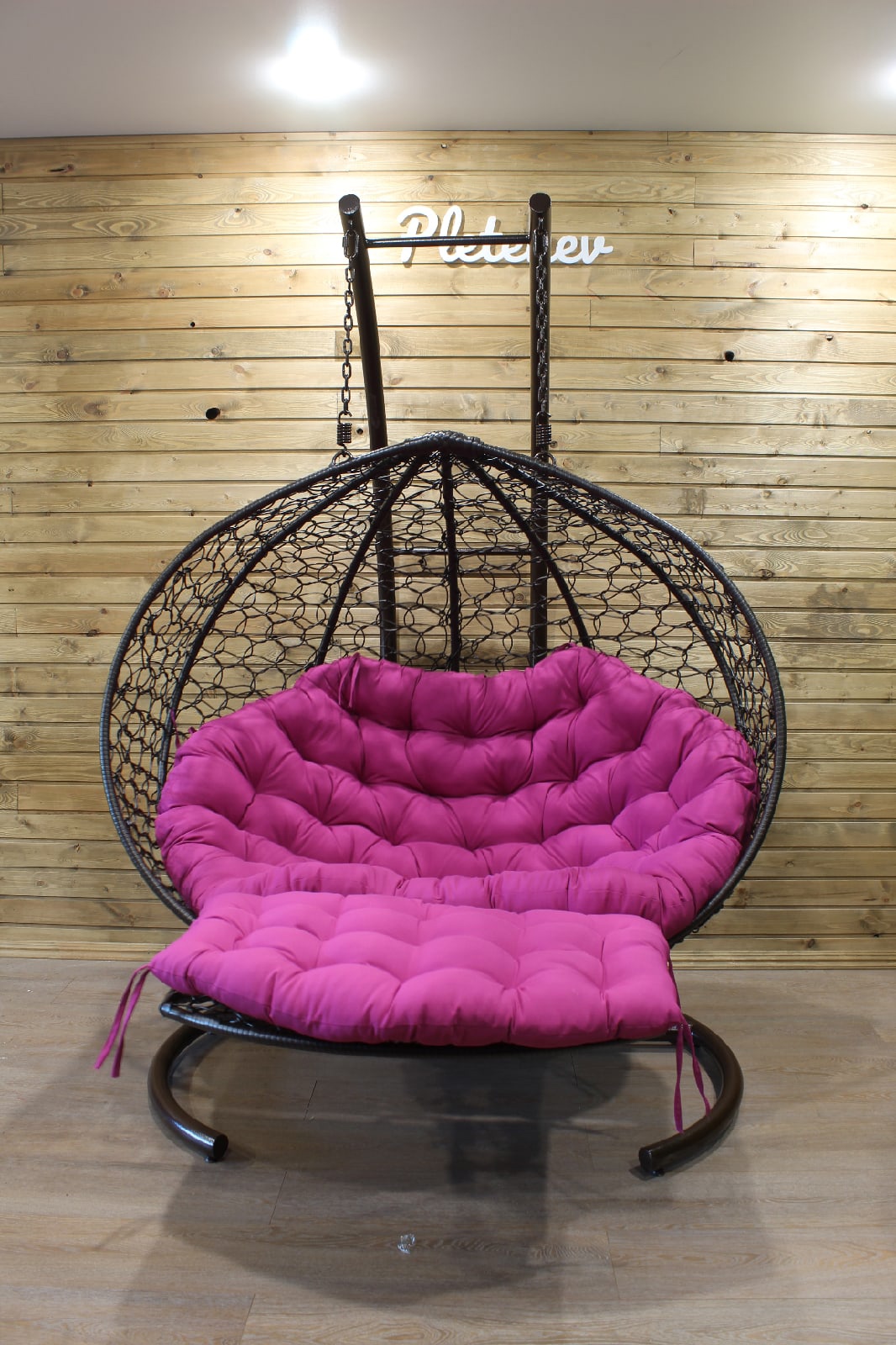 Подвесное двухместное кресло Реклайнер цвет серый с бардовыми подушками