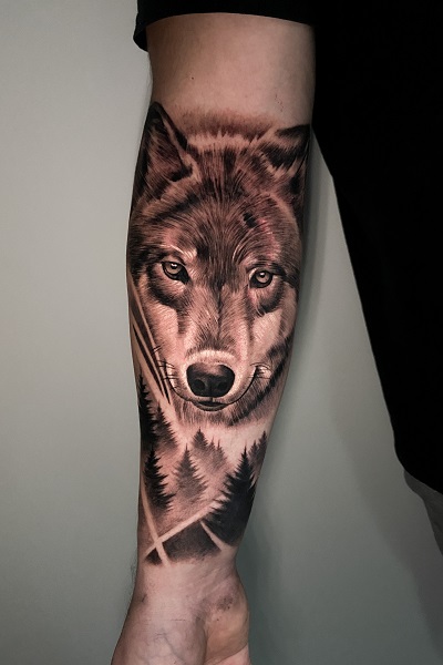 татуировка с изображением волка