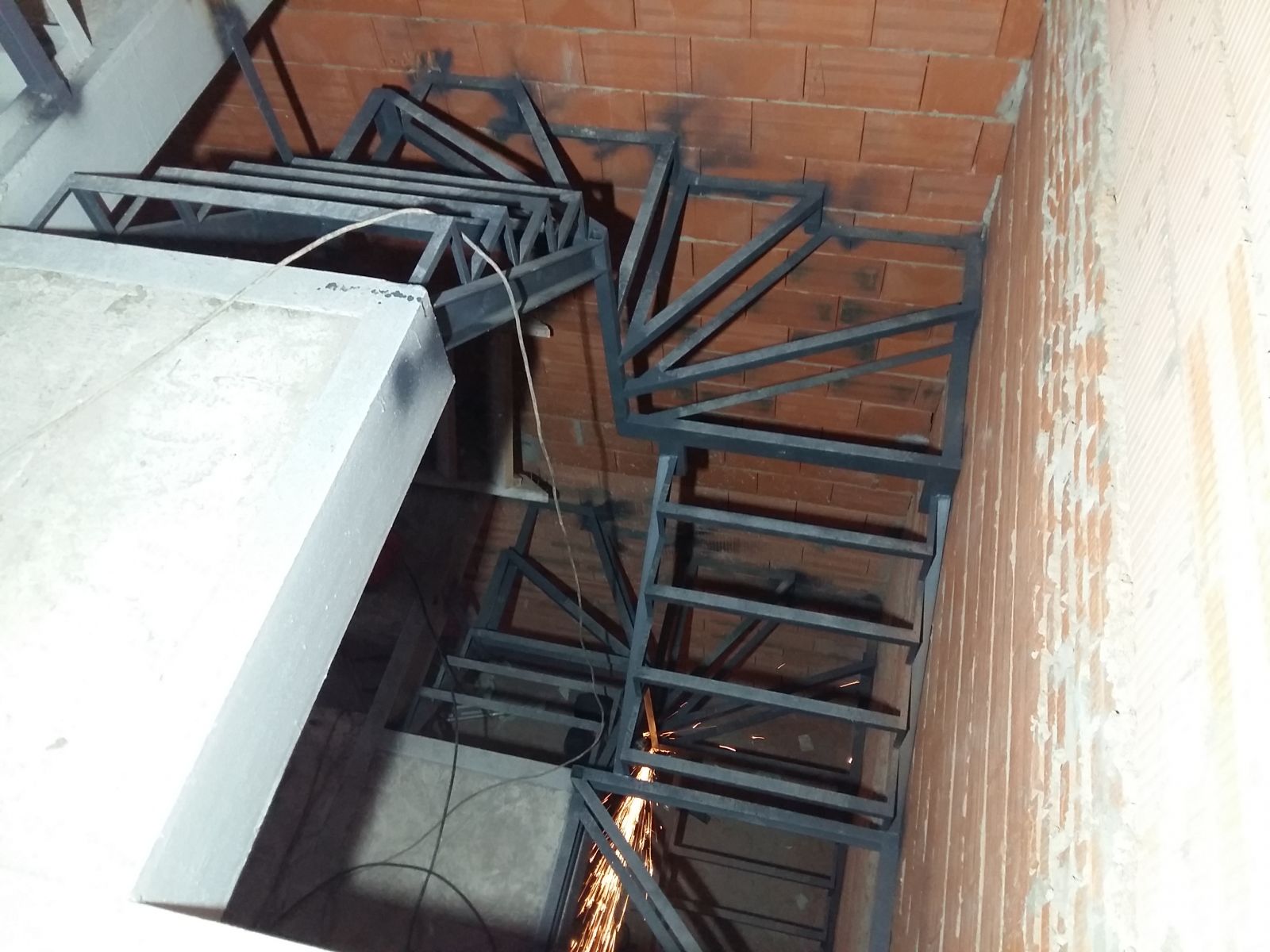 каркас лестницы с поворотом,металлический каркас лестницы с поворотом 180, каркас лестницы, лестница из металла,