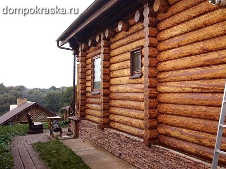 Шлифовка перед обновлением покраски дома из бревна