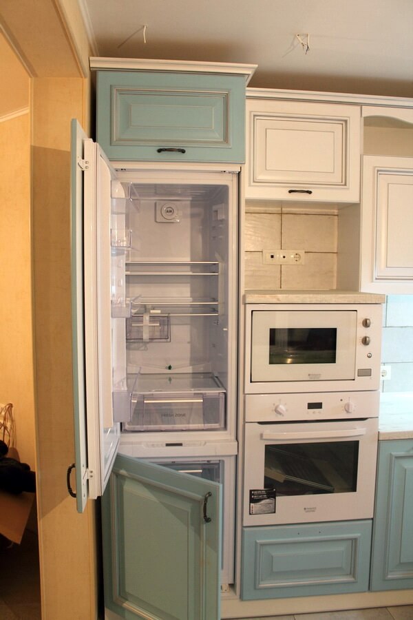 установка встроенного холодильника