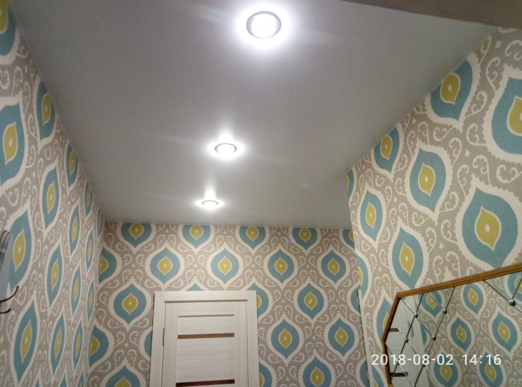 Натяжной потолок в коридоре с точечными светильниками GX53 фото Кострома