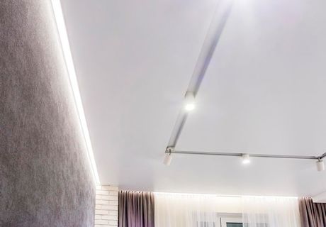 Натяжные потолки с контурной подсветкой в Алуште