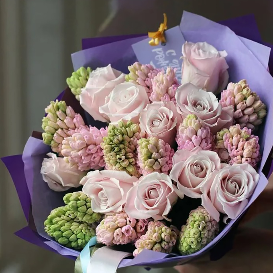 15 розовых гиацинтов и 10 розовых роз в руках
