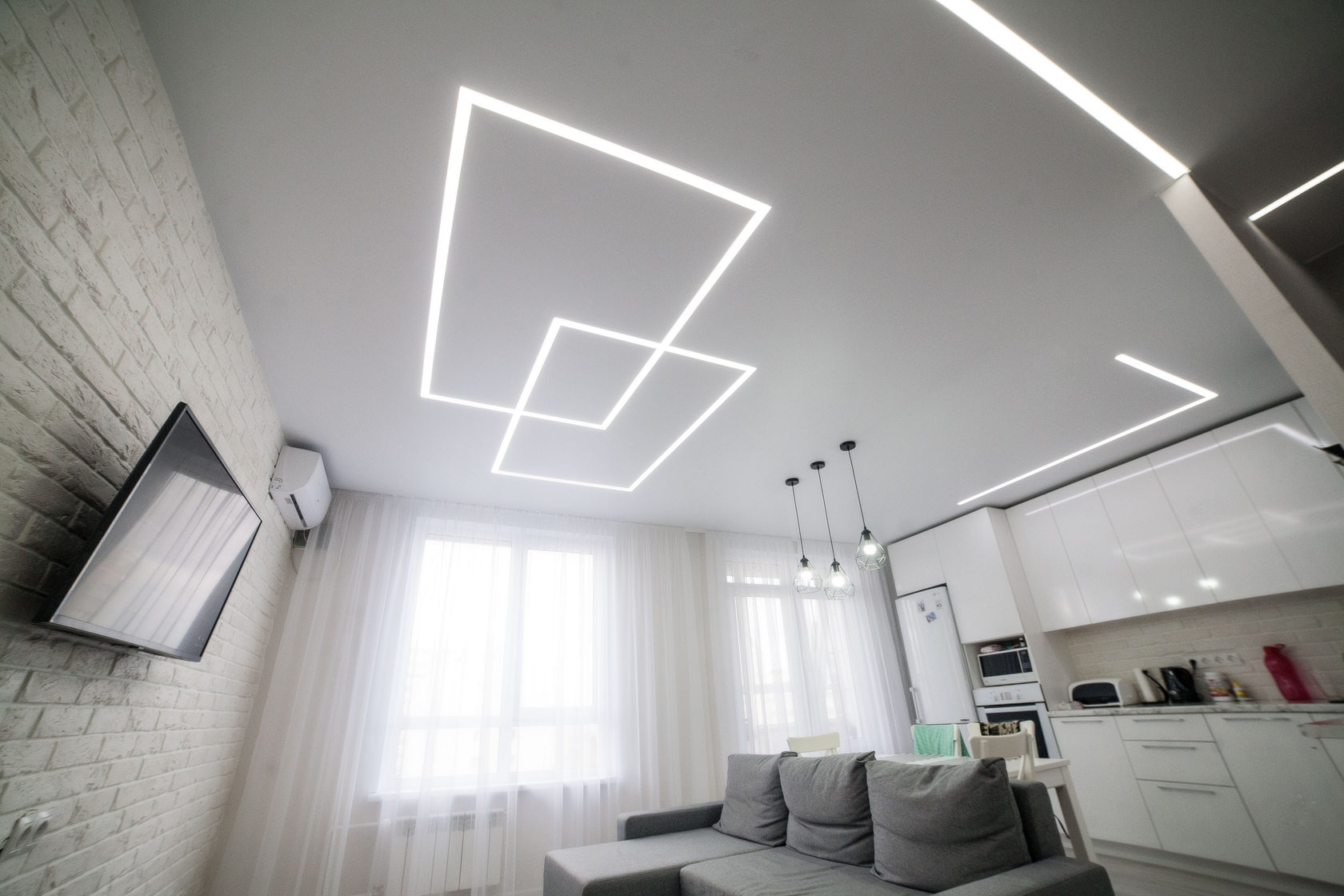 Дизайн потолков натяжных с освещением в гостиной фото