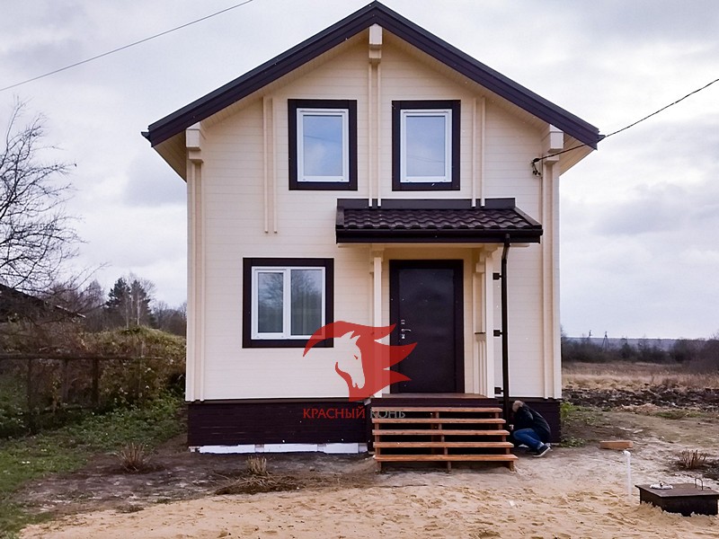 Покраска двухэтажного деревянного дома снаружи укрывной фасадной краской в бежевый коричневый цвет