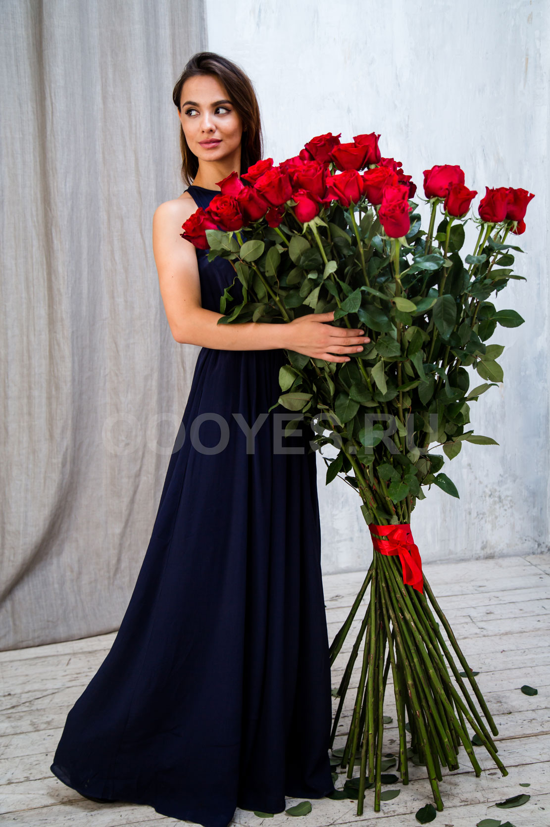 Красные розы длинные. Розы длинные 150. Розы длинные 150 см. Девушка с розой 150см.