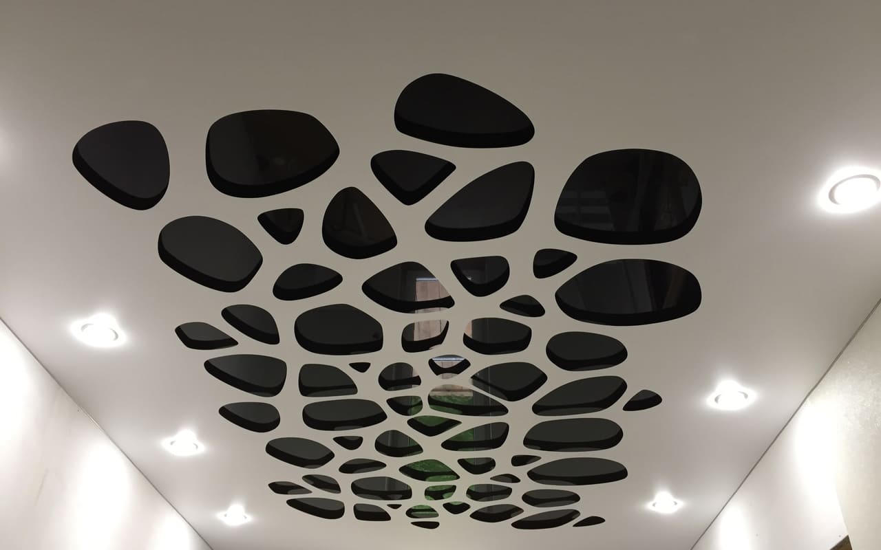 Резной натяжной потолок в гостиной фото Кострома