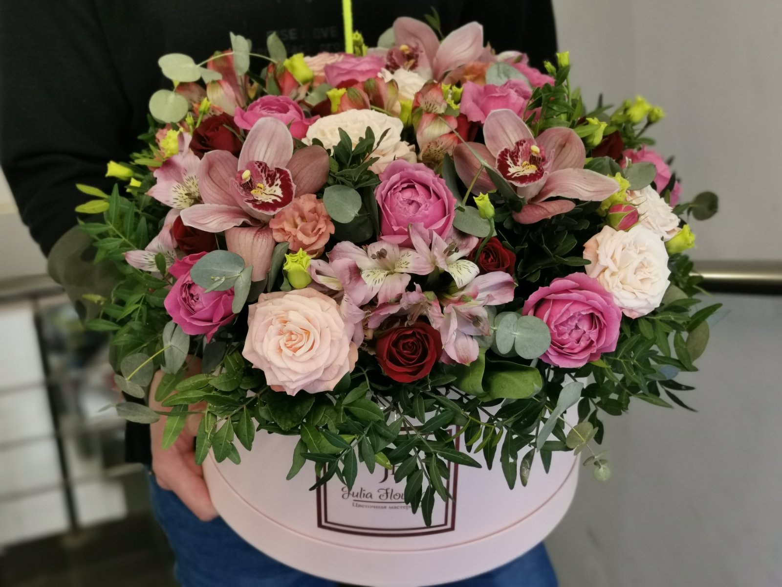 Коробочка с цветами с оазисом и пионовидными розами