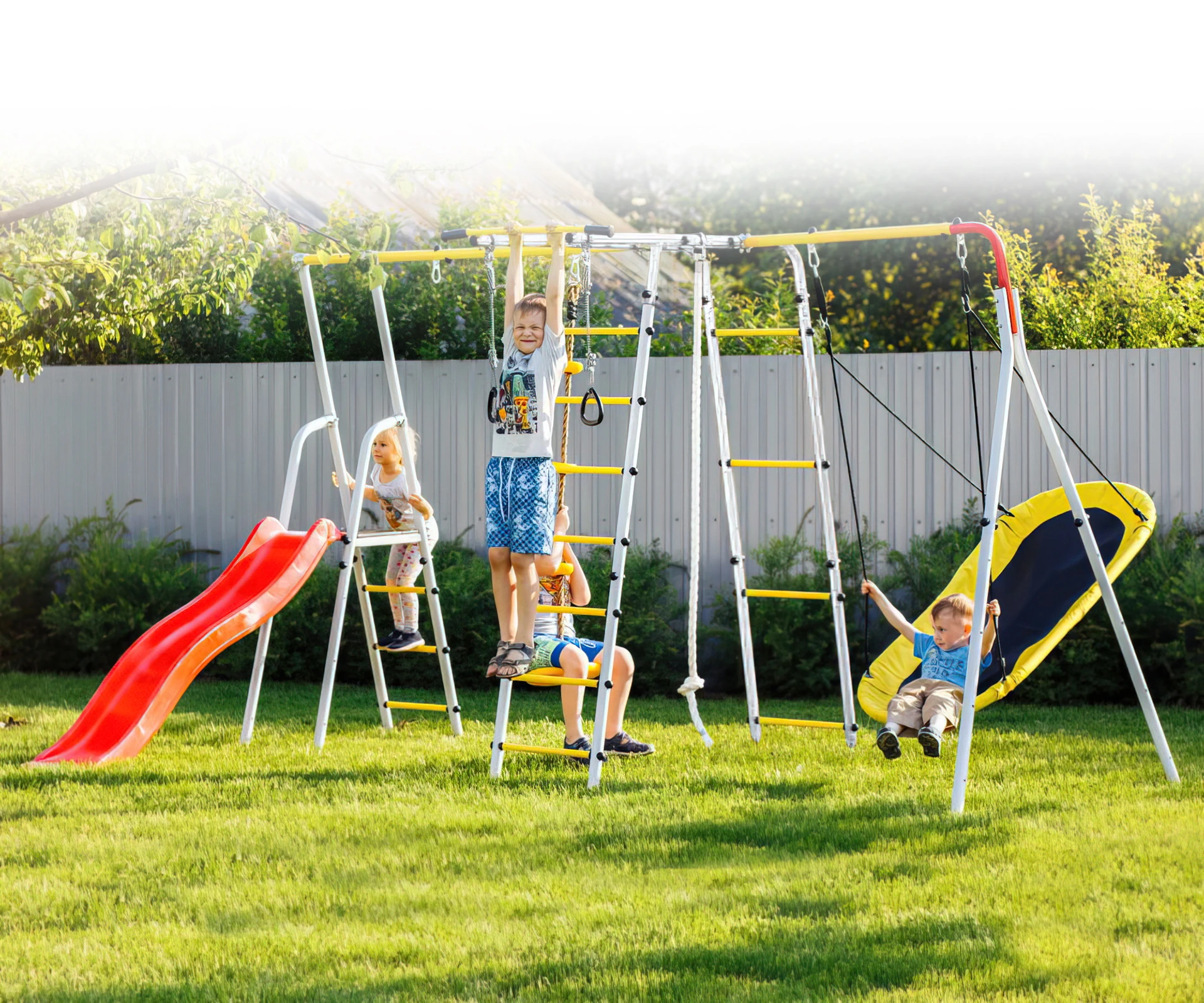 Дети развлекающиеся на детской площадке от компании COMPLEXTUR Детские площадки COMPLEXTUR, детские площадки COMPLEX.TUR