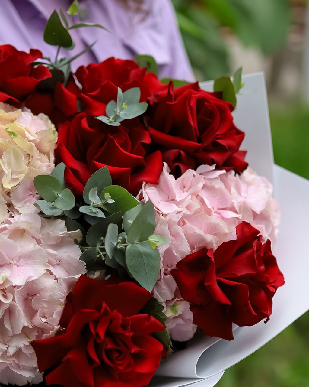 Летний букет цветов с розами Софи Лорен