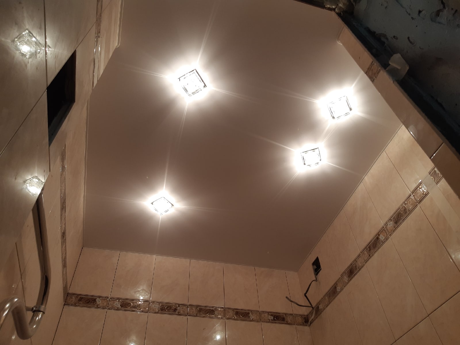 Натяжной потолок в ванной комнате фото Кострома