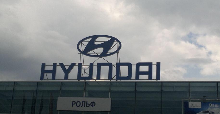 Пример нашей работы - крышная рекламная установка с буквами и логотипом, размещенная на крыше автоцентра
