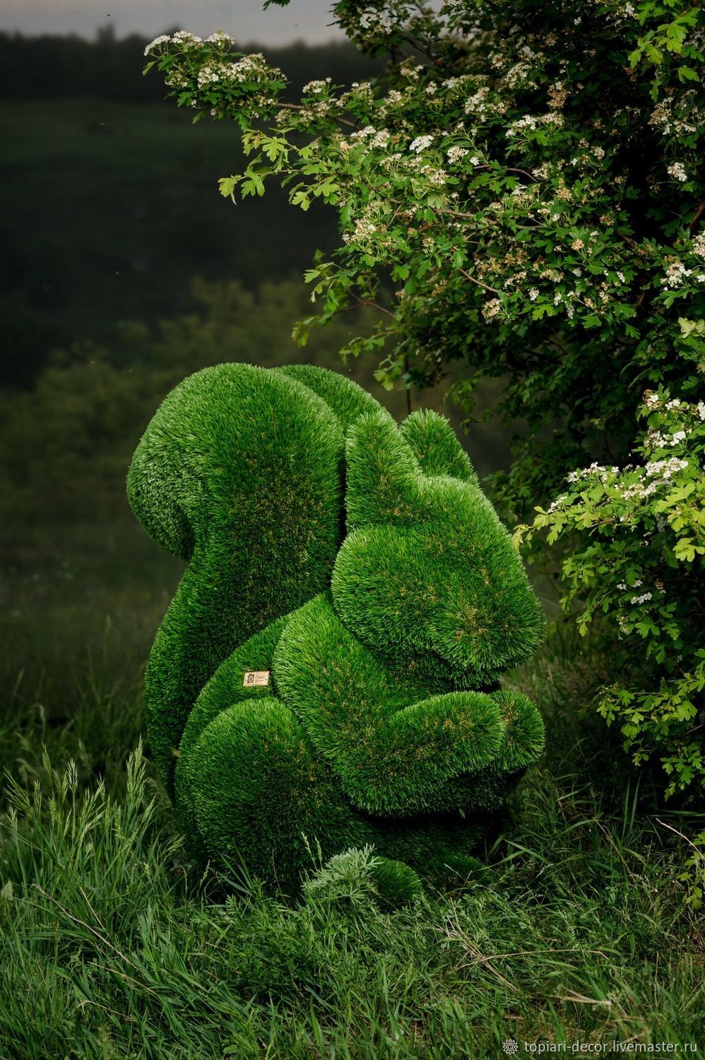 Зеленая скульптура заяц