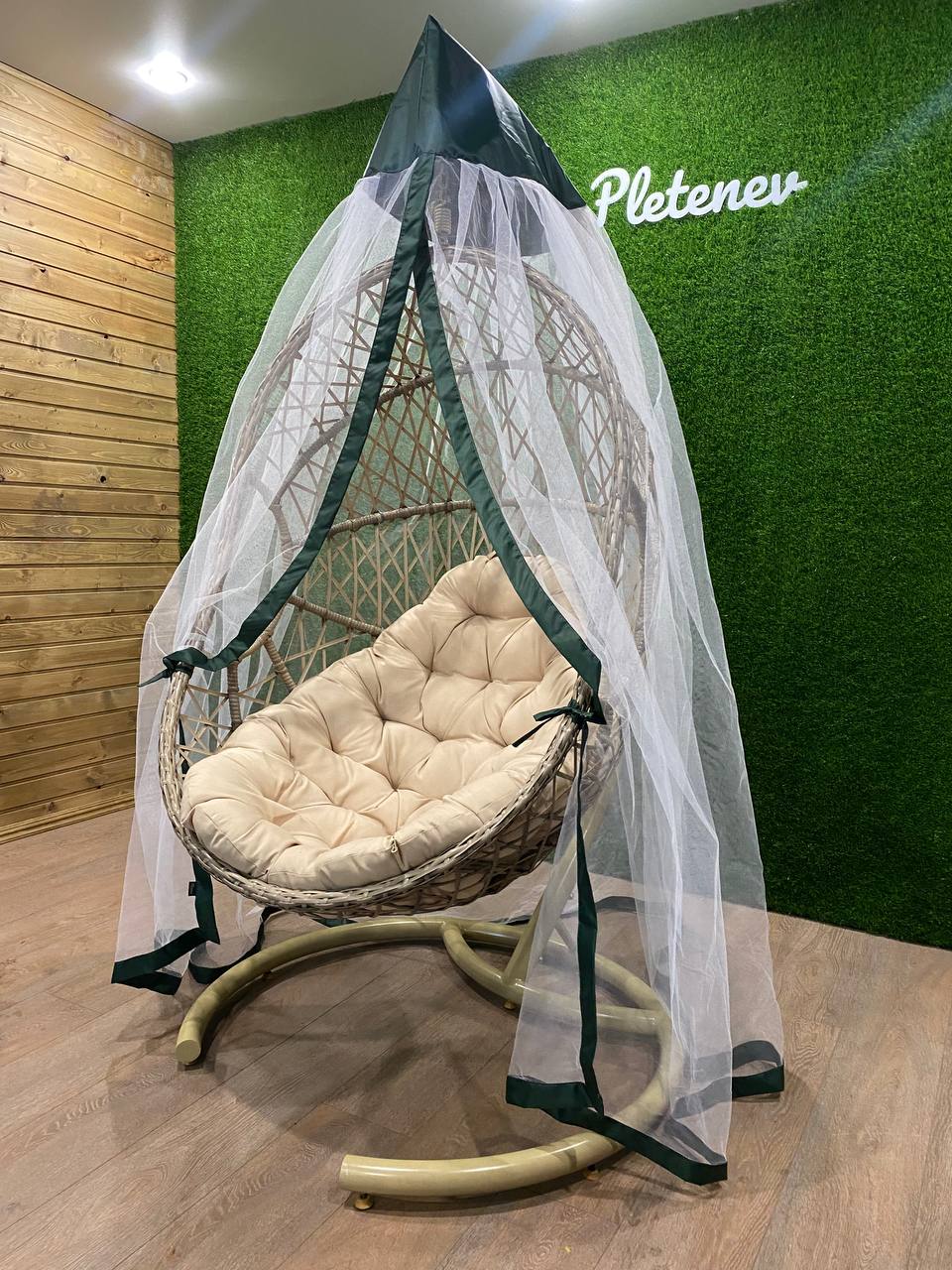 Москитная сетка открытая на одноместное подвесное кресло с бежевой подушкой цвет зеленый