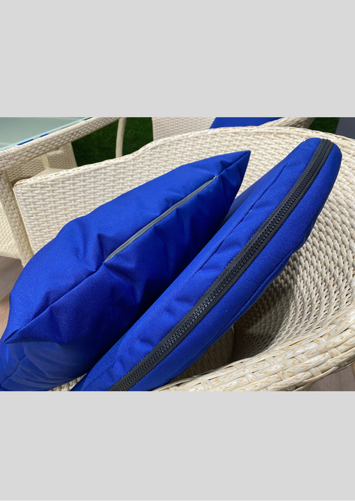 Синие подушки из влагостойкой ткани для плетеной мебели