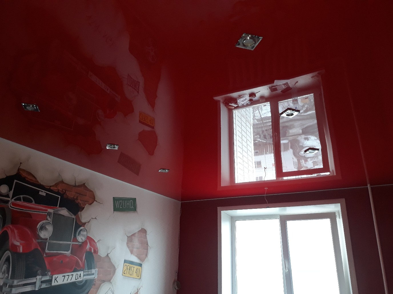 Красный глянцевый натяжной потолок фото Кострома