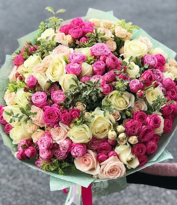 Микс букет из пионовидных роз разных цветов