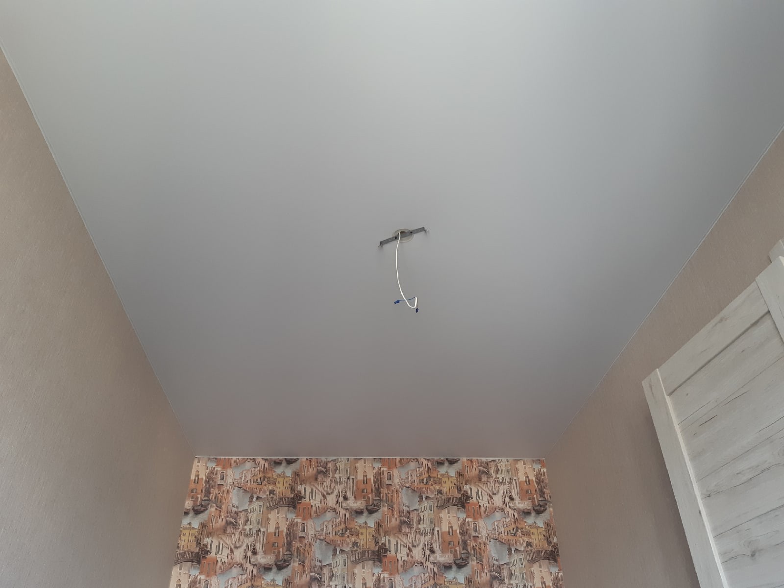 Белый матовый потолок в спальне фото Кострома