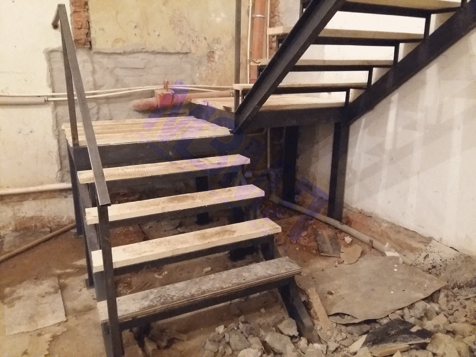 каркас лестницы, металлическая лестница, установка металлического каркаса лестницы
