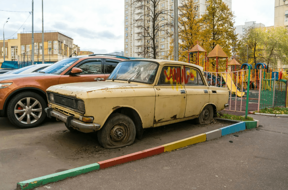 Если вы заметили, что во дворе уже очень долго стоит кем-то брошенный автомобиль, и его вид явно указывает на бесхозность транспортного средства, то вы можете инициировать рассмотрение этого вопроса компетентными органами. Для этого вам следует подать заявление в местную администрацию. При обращении вам следует указать информацию о марке и цвете автомобиля, месте его расположения (адрес, номер дома, подъезд), и по возможности приложить фото этого ТС, тогда время на его поиски в разы сократится. Далее администрация сформирует комиссию из сотрудников ГИБДД и УВД, и они отправятся по указанному вами адресу, определят действительно ли авто является бесхозным, оценят его состояние и после этого свяжутся с владельцем ТС и предложат убрать авто. Если же владельца ТС найти не получится, то автомобиль в таком случае эвакуируют принудительным способом на спецстоянку, а все остальные решения о его судьбе будут решаться администрацией и судом. Если владельца ТС в течение нескольких месяцев поиска так и не удастся найти, то брошенную машину могут утилизировать по решению суда. Если же автомобиль не является брошенным, но он по вашему мнению мешает вам или другим участникам движения, и вы хотите, чтобы его убрали, например из двора, с тротуара или из другого места, то звонить следует либо владельцу авто (если вы знаете его номер телефона), либо в дежурную часть. Сообщив по телефону причину, по которой, как вы считаете, чужой автомобиль должен быть эвакуирован, и сообщив госномер и марку авто, полицейские свяжутся с владельцем ТС и могут попросить, чтобы тот убрал автомобиль в другое место, если же связаться с владельцем не удастся, то инспектор приедет на место, и после осмотра ТС примет решение - эвакуировать его или нет, исходя из положения закона. И только после рассмотрения ситуации с точки зрения закона, сотрудник ГИБДД может принять решение об эвакуации. А полагаться сотрудник будет на следующие правила: 1. Автомобиль стоит в неположенном месте и нарушает ПДД. 2. Автомобиль затрудняет благоустроительные работы, например, мешает уборке снега на территории, уборке снега с крыши, укладке асфальта. 3. Автомобиль нарушает права жильцов, например, мешает проходу, выходу, проезду, выезду. 4. ТС мешает вывозу мусора и стоит слишком близко к мусорной площадке. 5. Автомобиль является брошенным, что заметно по его внешнему виду. Или другие причины, обусловленные законом и правилами дорожного движения. А заказать услугу эвакуатора вы можете у нас, позвонив по телефону, написав в мессенджер или оставив заявку на сайте.