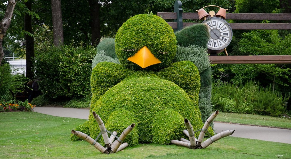 Зеленая скульптура утка