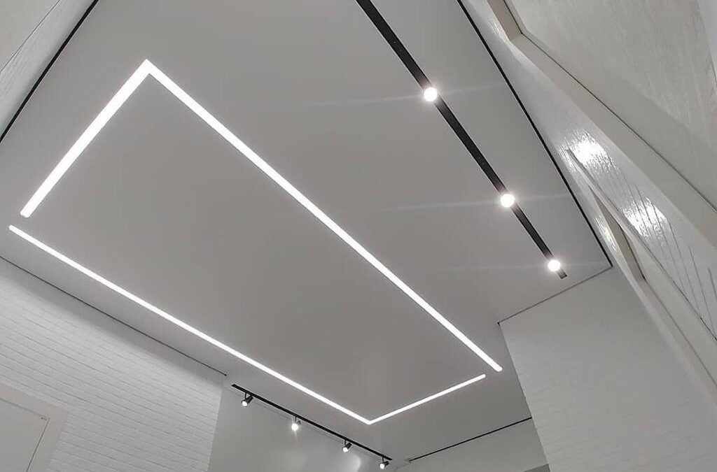 Матовый натяжной потолок со световыми линиями Flexy, на профиле EUROKRAAB