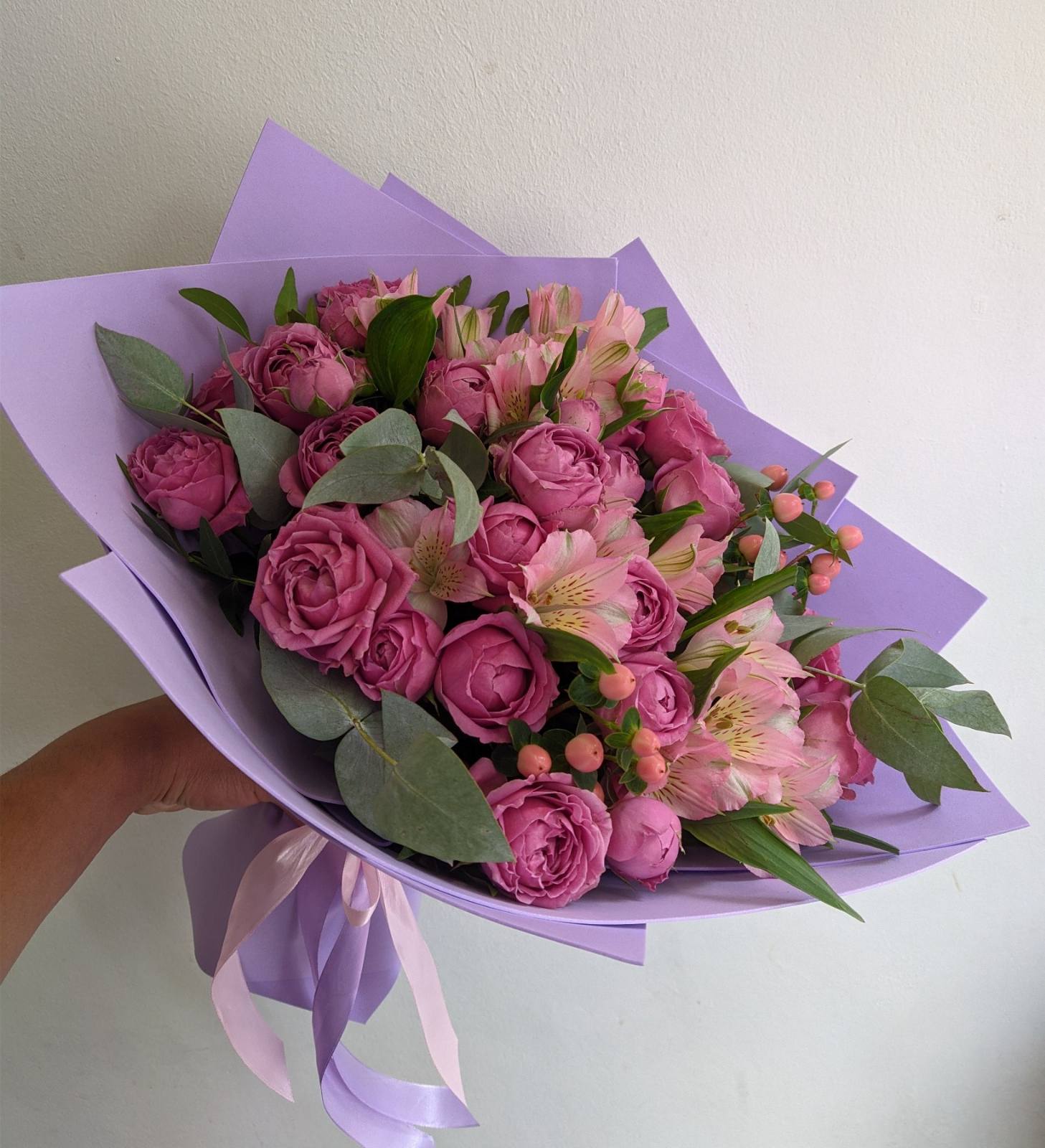 Стильный букет с розами в фиолетовой упаковке