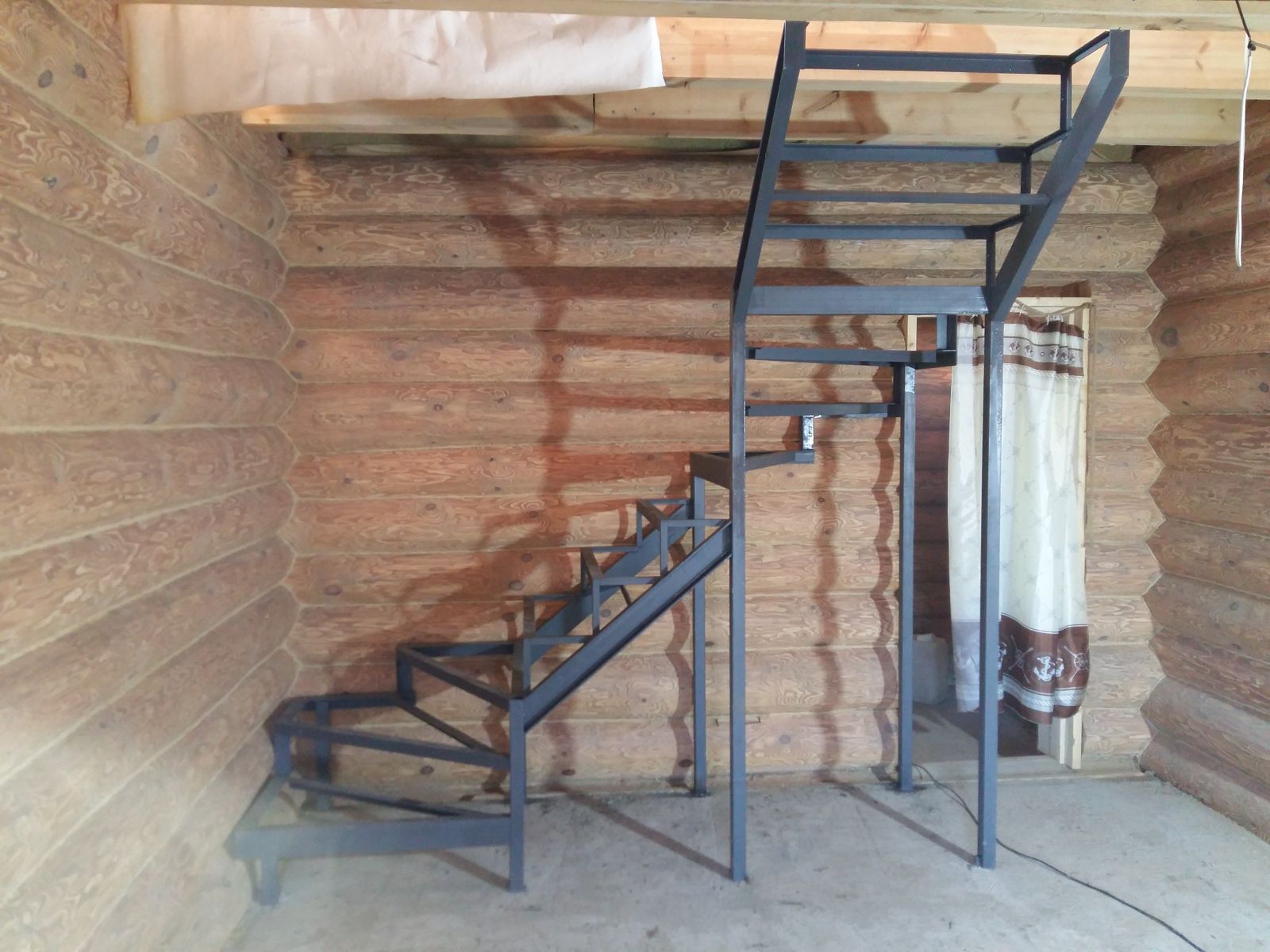 каркасы лестниц в частных домах, лестница в дом на металлическом каркасе, каркас лестницы для дома