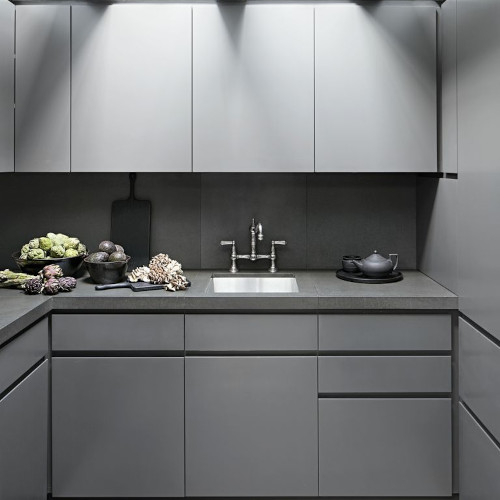 Серый цвет в интерьере кухни: 35 модных сочетаний с другими оттенками