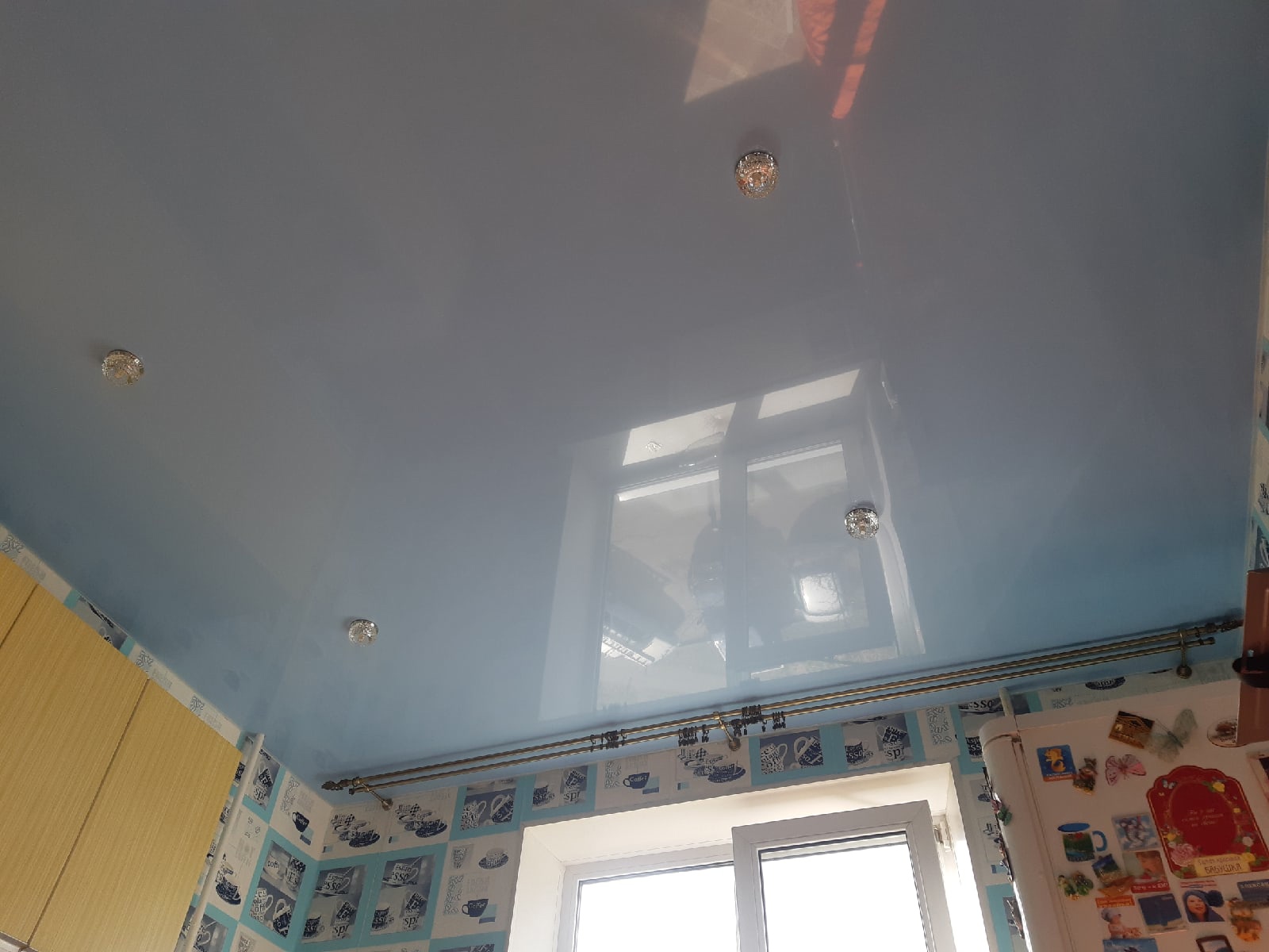 Глянцевый цветной потолок на кухне фото Кострома
