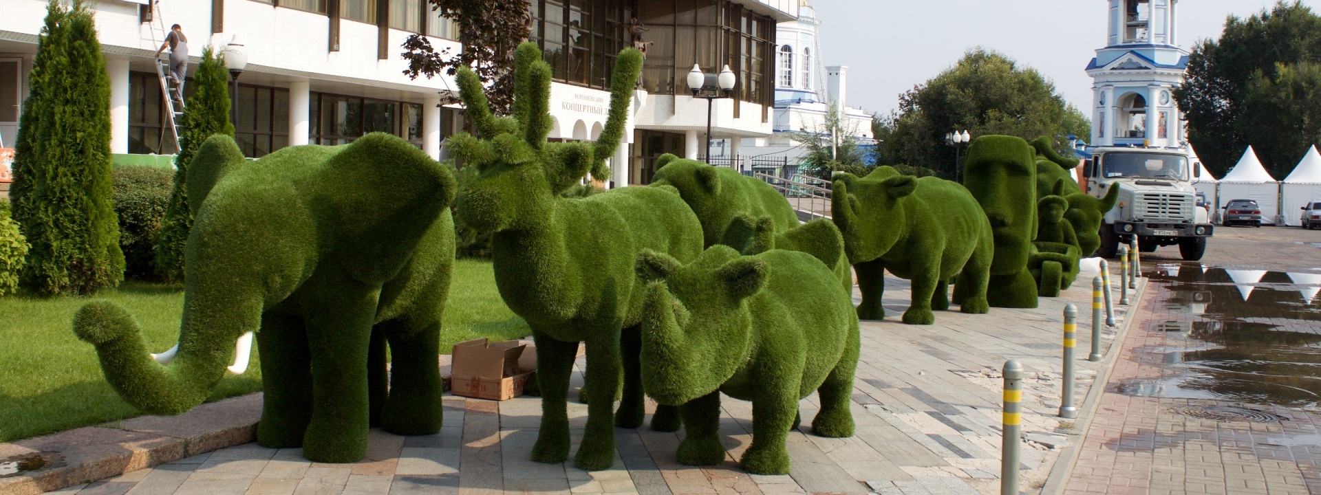Зеленая скульптура быков