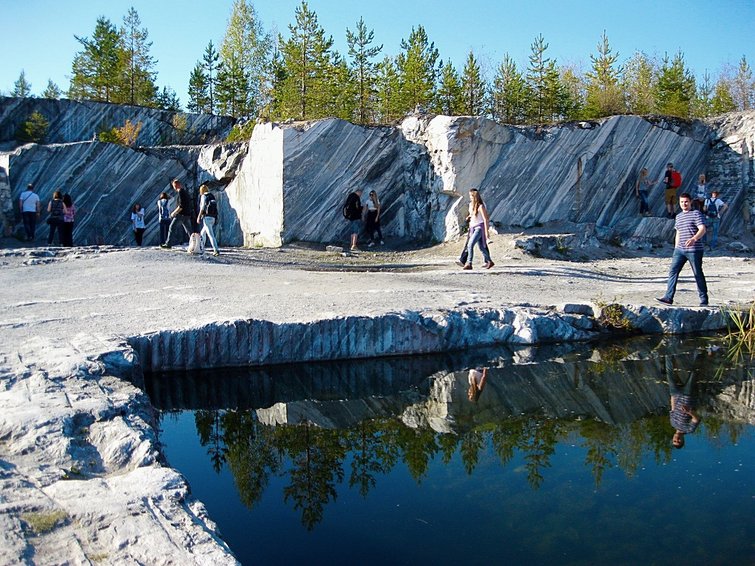 Горный парк Рускеала, Светлое озеро с «дикими» тропинками, заброшенный мраморный завод