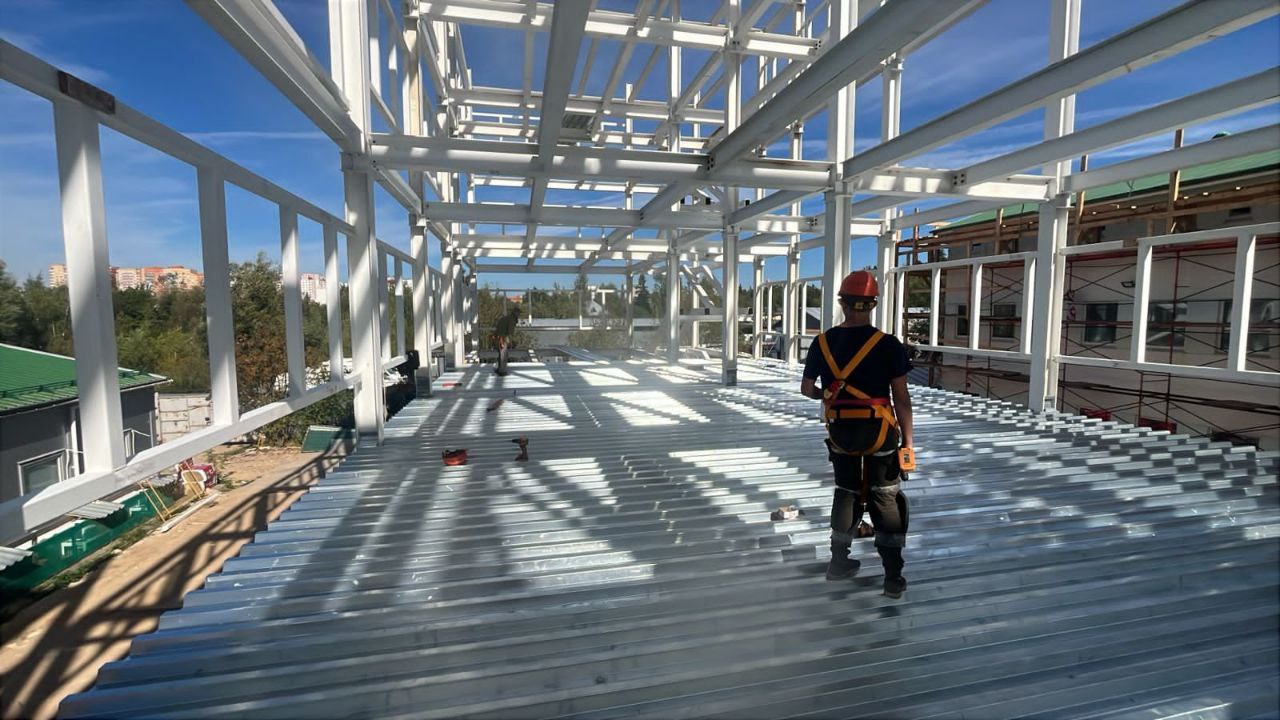 Опытный сварщик выполняет монтаж металлоконструкций на объекте