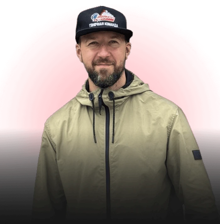 Никитин Сергей Витальевич — владелец компании MOTORSLAB в бежевой куртке и кепке с логотипом гоночной команды на фоне красного сияния Никитин Сергей Витальевич, владелец MOTORSLAB