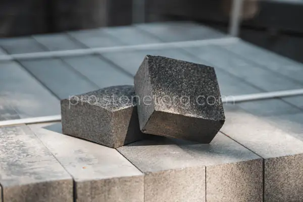 пиленная брусчатка из гранита карандаш серый черный цветной гранит карелия фото оптом москва