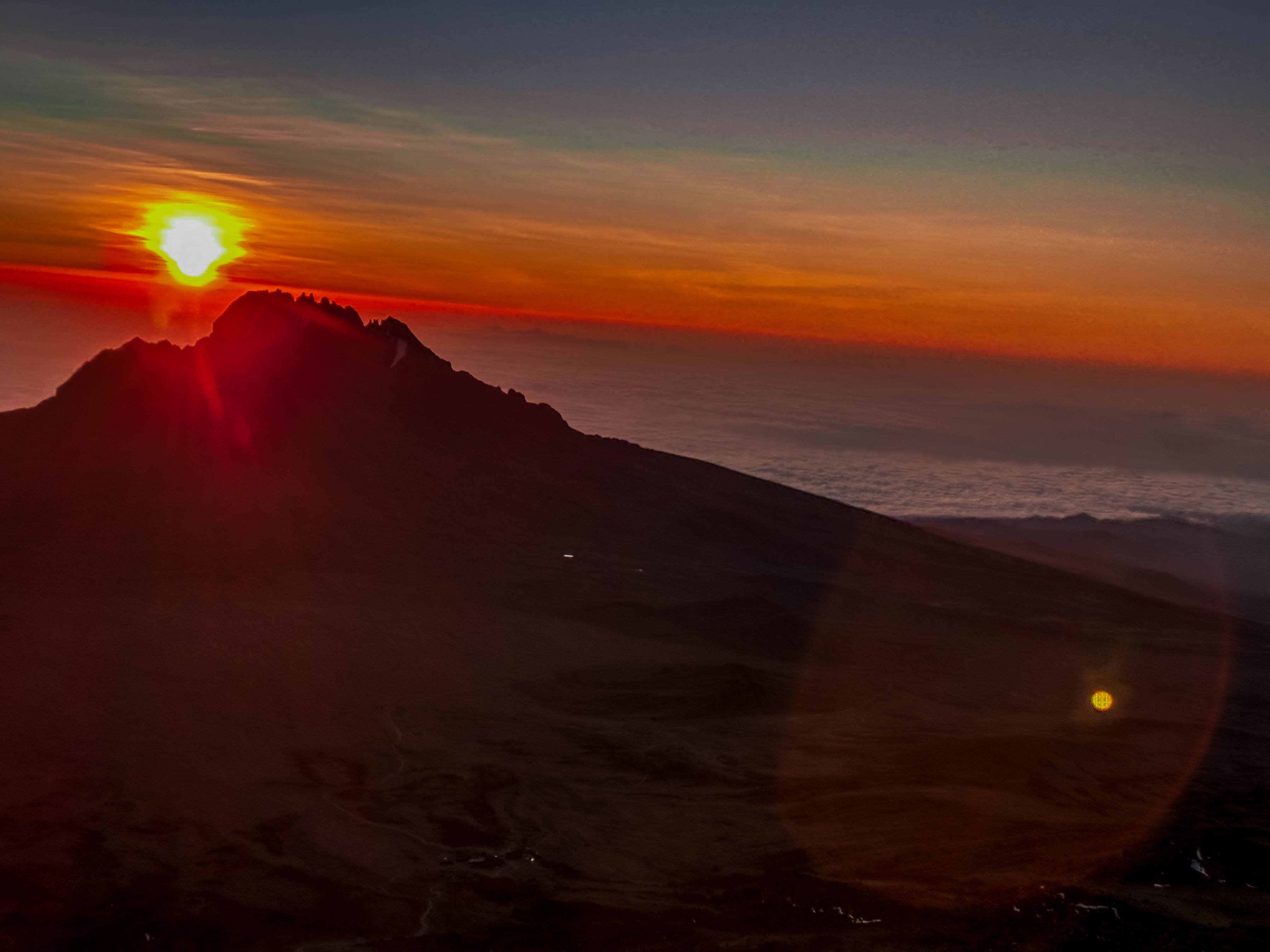 гора Килиманджаро на рассвете