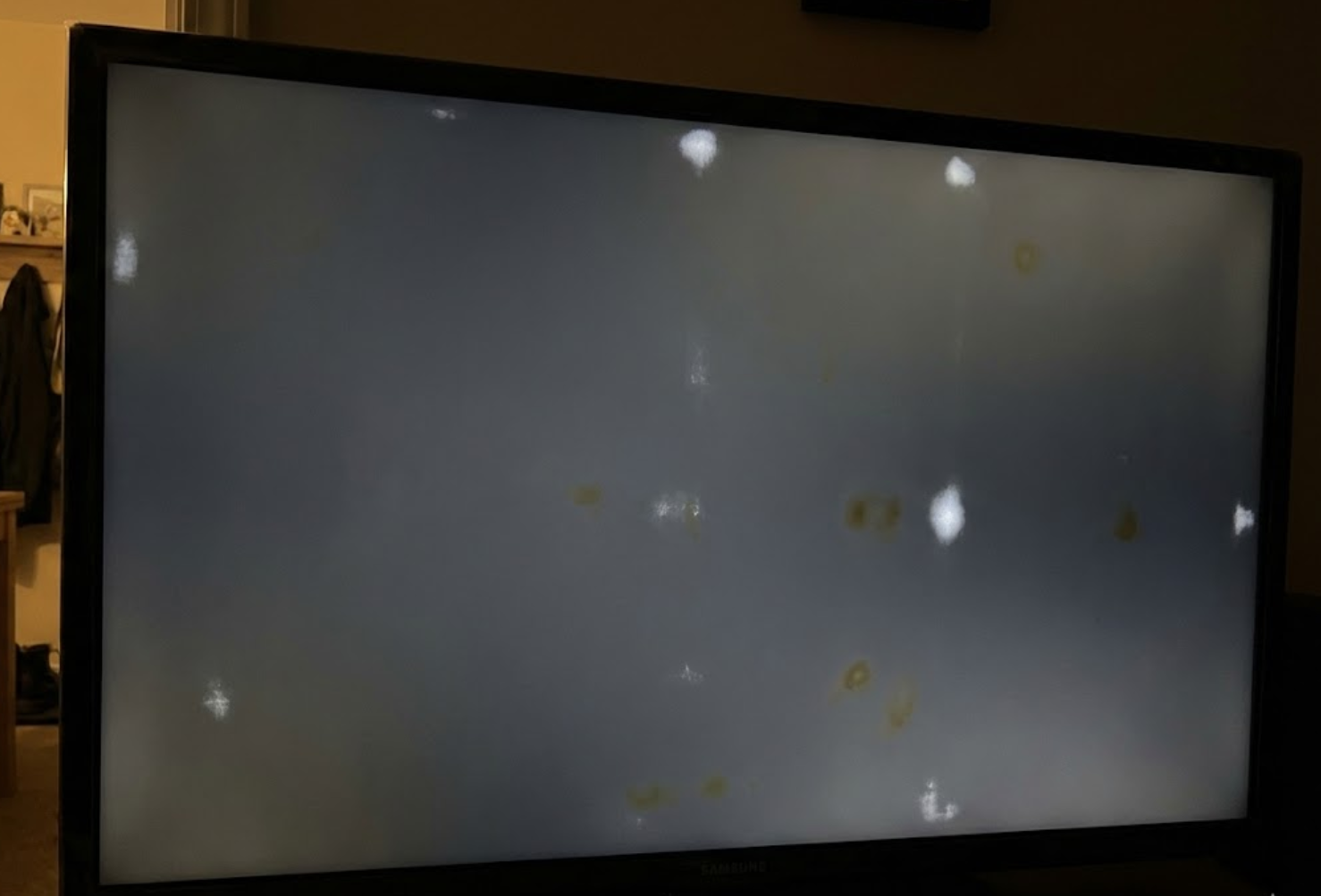 Засветы и пятна на экране телевизора: отклеился рассеиватель или умирает подсветка?