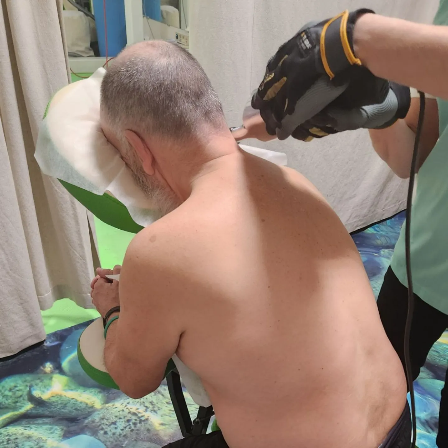 Массаж при остеохондрозе в шее и спине в Тюмени