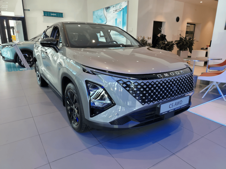 OMODA C5 - вид спереди
